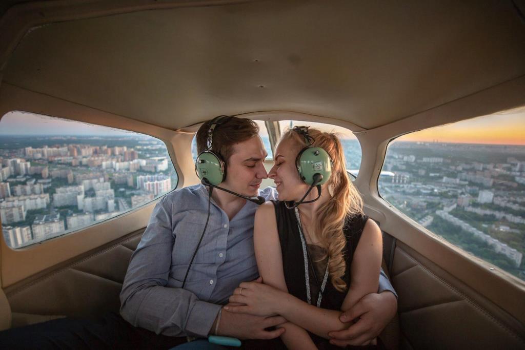 романтическое свидание в самолете